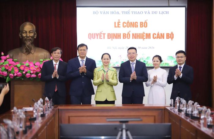 Bộ trưởng Lâm Thị Phương Thanh chúc mừng các cán bộ được điều động, bổ nhiệm.