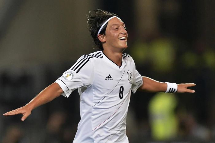 Mesut Ozil, cựu tiền vệ Arsenal, từng rơi vào khủng hoảng vì chỉ trích Trung Quốc. (Ảnh: AP)