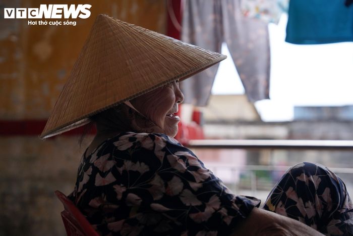 Cũng sinh sống nhiều năm tại chung cư Vĩnh Hội, bà Nguyễn Thị Tuyết (71 tuổi) cho biết người dân đồng tình với chủ trương di dời để bảo đảm an toàn. Tuy nhiên, theo bà, các hộ dân vẫn mong muốn được thông tin cụ thể hơn về phương án di dời, hỗ trợ và đền bù.