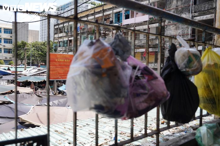 “Tôi và vợ là trụ cột chính nuôi hai cháu ngoại, trong khi con trai hơn 40 tuổi bị tai biến. Hiện tôi còn làm được một số việc lặt vặt để trang trải cuộc sống. Nếu chuyển đến nơi khác, tôi không biết tìm việc ở đâu, lấy tiền gì nuôi gia đình”, ông Tuấn chia sẻ.