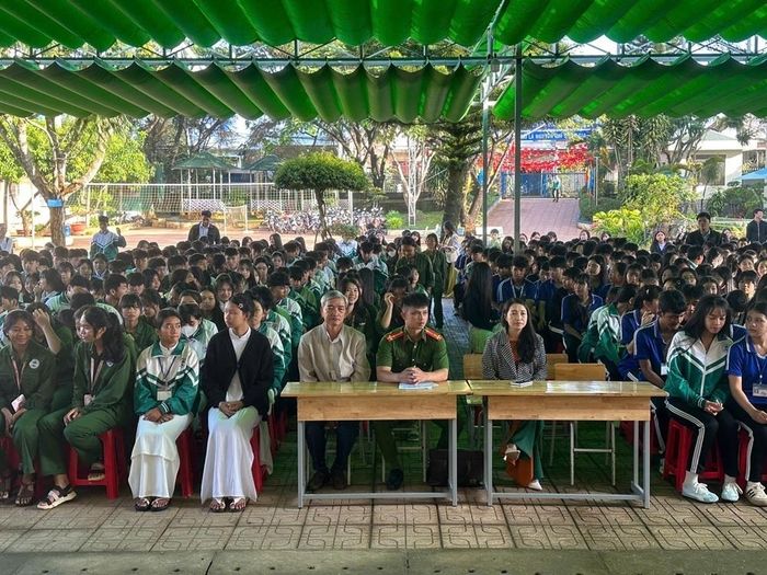 Tuyên truyền phòng chống ma túy năm học 2026-2027 cho học sinh trên địa bàn xã Đinh Trang Thượng.