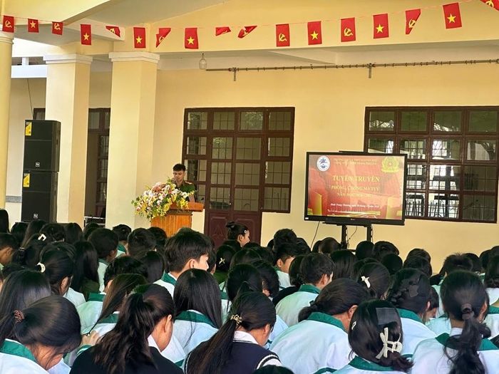 Cán bộ công an xã Đinh Trang Thượng lấy dẫn chứng các đối tượng sử dụng ma túy và các tác hại của ma túy ảnh hưởng đến sức khỏe và phá hoại cuộc sống tương lai của một con người.
