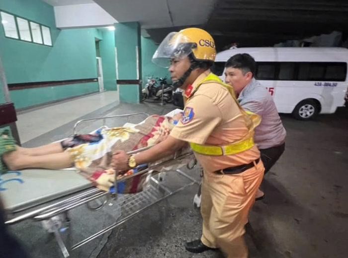 Nhờ CSGT dẫn đường, bà T. được đưa đến bệnh viện kịp thời. (Ảnh: Đ.N)