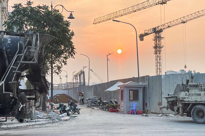 Đường vào phố Nguyễn Minh Châu đã được rào chắn nhằm hạn chế người dân và phương tiện đi vào.