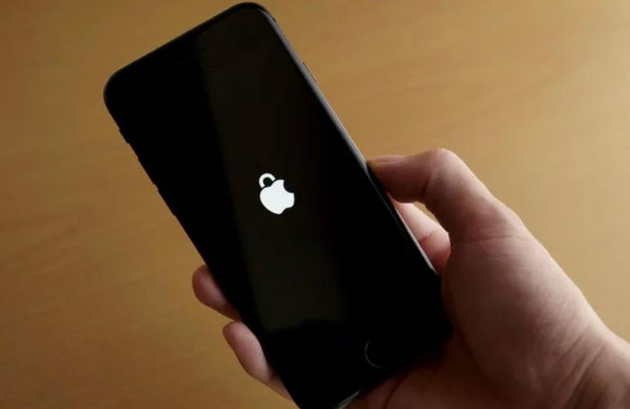 Chế độ Lockdown Mode phù hợp với những người có nguy cơ cao bị tấn công mạng. (Ảnh: Engadget)