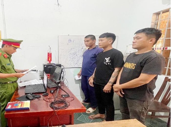 Từ phải qua: Thiện, Đường, Đạt. (Ảnh: Công an cung cấp).