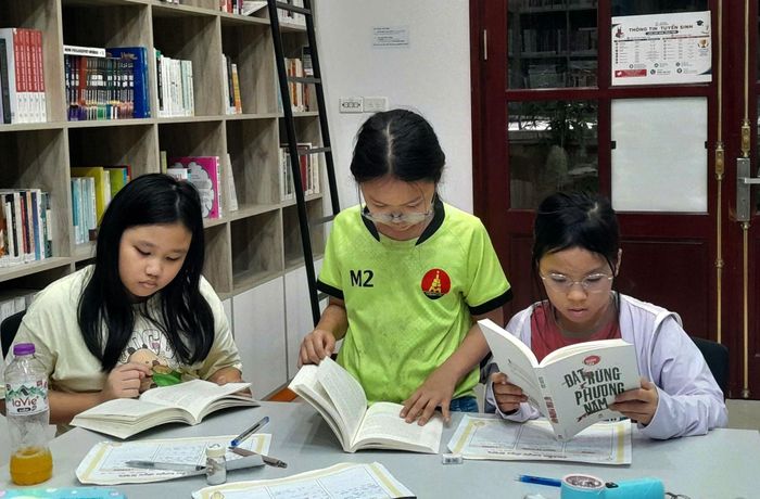 Học sinh tìm hiểu các tác phẩm văn học tại Câu Lạc bộ đọc sách Ô Xinh (phường Ngọc Hà). Ảnh: Phương Hạnh