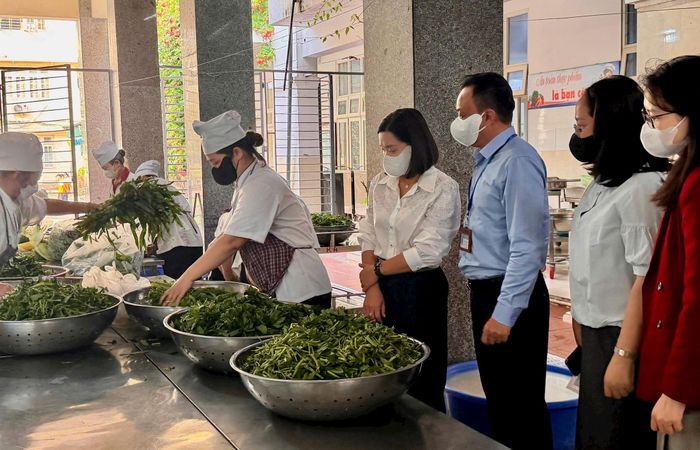 Đoàn kiểm tra liên ngành của Sở Nông nghiệp và Môi trường Hà Nội kiểm tra nguồn gốc nông sản, thực phẩm tại bếp ăn tập thể ở Trường Tiểu học Văn Yên (phường Hà Đông). Ảnh: Quỳnh Dung