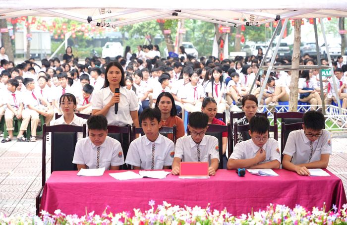 Giáo viên và học sinh Trường Trung học cơ sở Yên Thường (xã Phù Đổng) tham gia phiên tòa giả định tại Hội nghị tuyên truyền kiến thức pháp luật về phòng, chống bạo lực học đường do Hội Liên hiệp Phụ nữ Hà Nội tổ chức, tháng 10-2026. Ảnh: Nguyễn Sơn