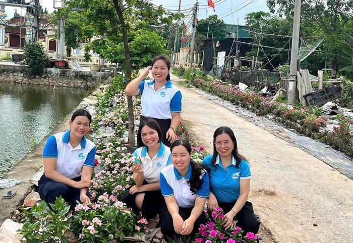 Hội Liên hiệp Phụ nữ xã Phú Xuyên tiếp tục tuyên truyền, nhân rộng các tuyến đường hoa, góp phần nâng cao chất lượng cuộc sống. Ảnh: PV
