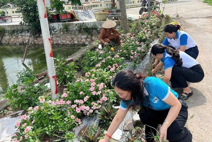 Những khu vực từng là nơi rác thải vứt bỏ tràn lan, gây ô nhiễm môi trường đã được thay thế bằng tuyến đường hoa từ chính bàn tay của chị em phụ nữ. Ảnh: PV