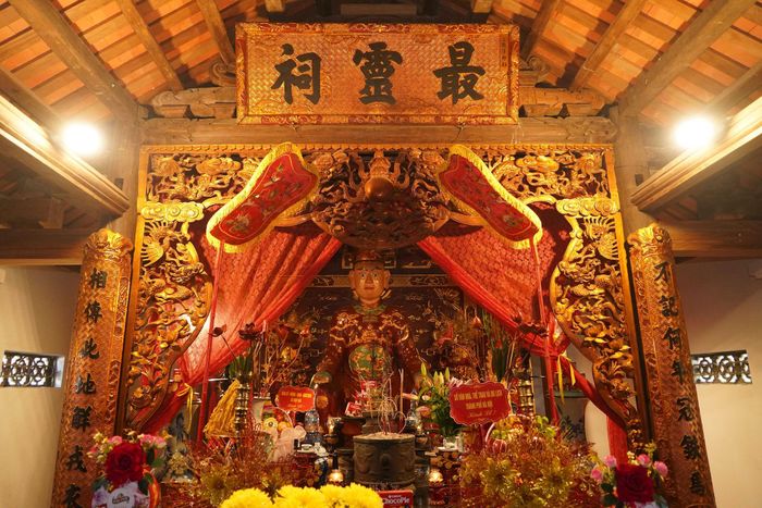 Tượng Phù Đổng Thiên Vương được đặt trang trọng tại chính giữa cung Đệ Nhất, tức Hậu cung đền Thanh Nhàn. Ảnh: Nam Pháp