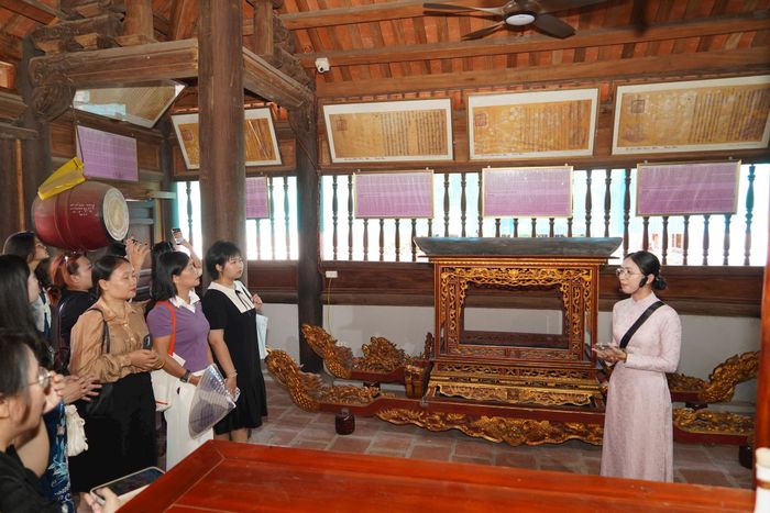 Đền Thanh Nhàn hiện lưu giữ 7 bản sắc phong, trong đó có sắc phong niên đại muộn nhất là năm Chính Hòa thứ 4 (1683). Ảnh: Nam Pháp