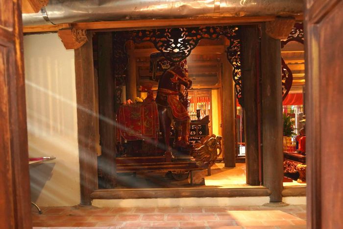 Pho tượng ngựa đồng được đúc từ năm 1595 theo ghi chép trên bia Long Đức lục niên (1634), là hình tượng hiếm gặp trong hệ thống thờ tự của đình, đền, chùa Việt Nam, phản ánh dấu ấn đặc trưng của đền Thanh Nhàn trong việc thờ phụng Thánh Gióng. Ảnh: Nam Pháp