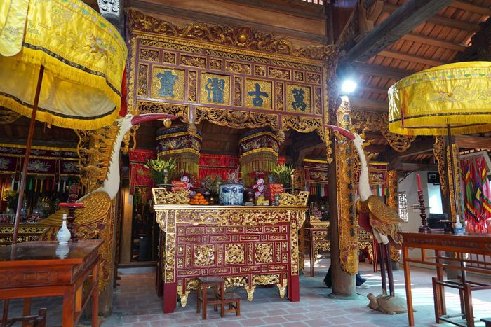 Hiện nay, đền Thanh Nhàn gồm bốn cung chính được bố cục theo kiểu “chữ tam” trên thế đất đồi cao dần, gồm cung Tiền tế, cung Đệ tam, cung Đệ nhị và cung Đệ nhất. Ảnh: Nam Pháp