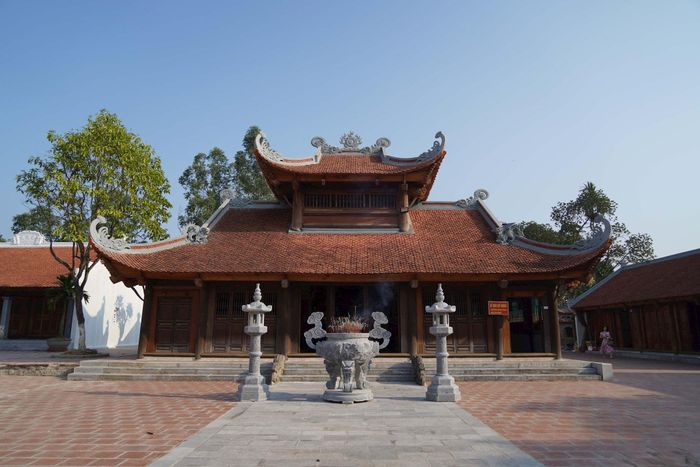Đền Thanh Nhàn mang vẻ đẹp cổ kính, thanh bình. Ảnh: Nam Pháp