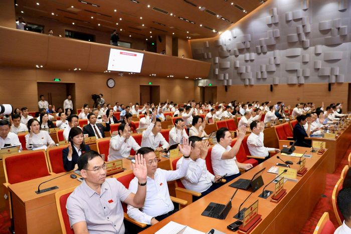 Đại biểu HĐND thành phố biểu quyết thông qua chương trình kỳ họp. Ảnh: Thành Thái Hùng