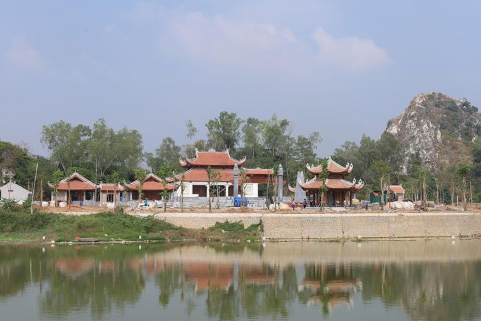 Khuôn viên Nhà lưu niệm Bác Hồ nằm tiếp giáp chùa Trầm. Ảnh: Kim Nhuệ