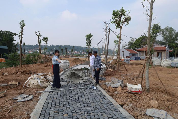 Đại diện chủ đầu tư kiểm tra, chỉ đạo nhà thầu đẩy nhanh tiến độ thi công các hạng mục thuộc dự án Nhà lưu niệm Bác Hồ. Ảnh: Kim Nhuệ