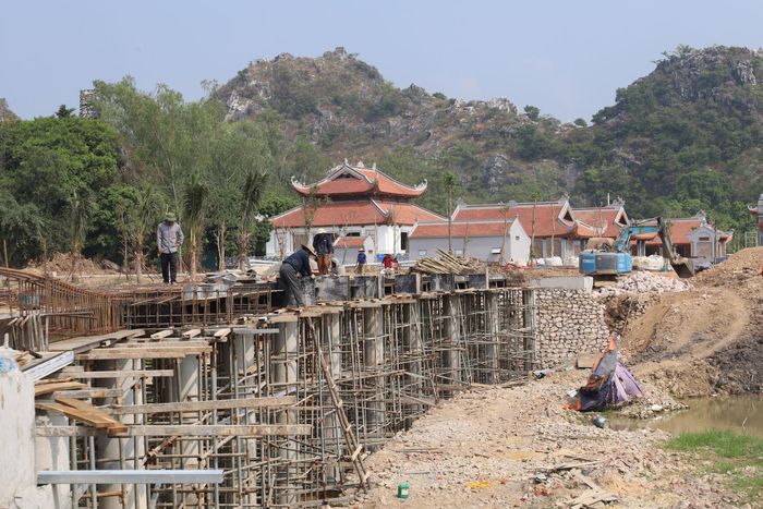 Nhà thầu đẩy nhanh tiến độ thi công cầu vào Nhà lưu niệm Bác Hồ. Ảnh: Kim Nhuệ