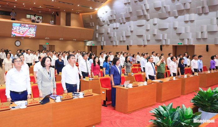Bí thư Thành ủy Hà Nội Trần Đức Thắng cùng các đại biểu dự kỳ họp thực hiện nghi thức chào cờ.