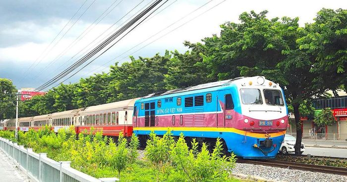 Hà Nội đề xuất giao cấp xã quản lý các tuyến đường gom đường sắt. Ảnh minh hoạ