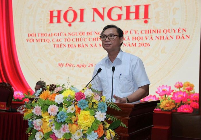 Bí thư Đảng ủy, Chủ tịch HĐND xã Mỹ Đức Đặng Văn Cảnh phát biểu tại hội nghị đối thoại. Ảnh: Biên Phạm
