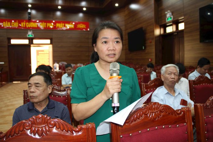 Cử tri Phạm Thị Hà (thôn Văn Giang) nêu ý kiến tại hội nghị. Ảnh: Biên Phạm