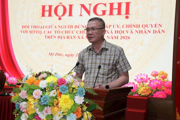 Chủ tịch UBND xã Mỹ Đức Nguyễn Quang Đường trả lời các kiến nghị của người dân. Ảnh: Biên Phạm