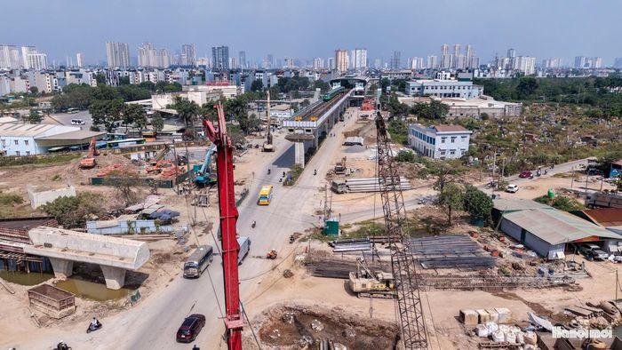 Trên công trường, những phiến dầm kích thước lớn đang được lắp đặt, tạo hình cho kết cấu cầu vượt. Các nhánh đường dẫn lên xuống cũng dần lộ diện, từng bước định hình tổng thể nút giao.