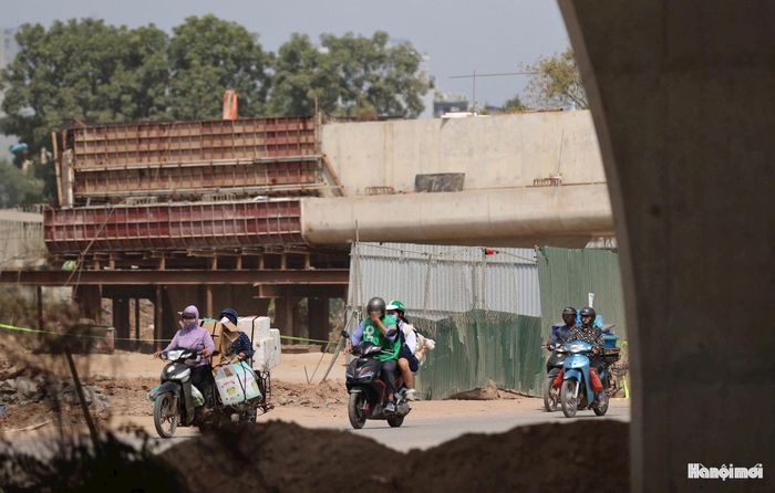 Công trường nằm sát Quốc lộ 6, trục giao thông huyết mạch nối Hà Nội với các địa phương phía Tây Bắc. Hoạt động thi công diễn ra bên cạnh dòng phương tiện lưu thông liên tục.