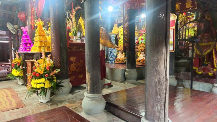 Bên trong đình Quán La Xã. Ảnh: PV