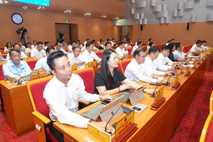 Các đại biểu HĐND thành phố Hà Nội biểu quyết thông qua Nghị quyết. Ảnh: Thái Thành Hùng.