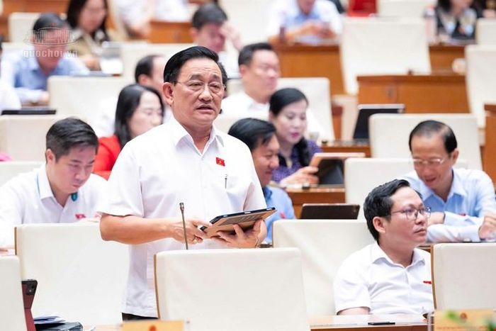 Đại biểu Trần Quốc Tuấn (Đoàn Vĩnh Long) phát biểu thảo luận. Ảnh: quochoi.vn