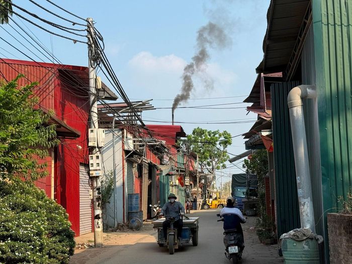 Hoạt động của các lò ép ván gây mùi khó chịu cho người dân địa phương. Ảnh: MT