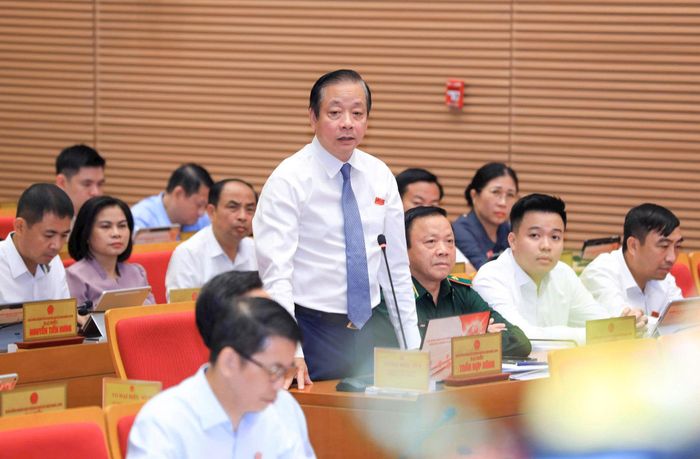 Trưởng Ban Đô thị HĐND thành phố Trần Hợp Dũng phát biểu tại phiên thảo luận. Ảnh: Thành Thái Hùng