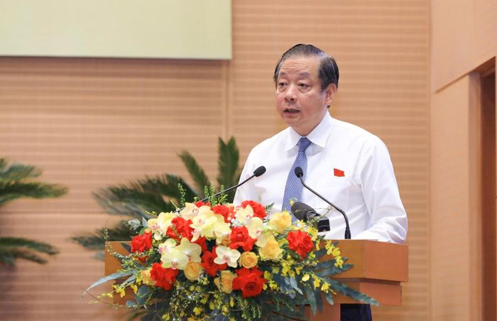 Trưởng ban Đô thị HĐND thành phố Hà Nội Trần Hợp Dũng trình bày báo cáo thẩm tra. Ảnh: Thành Thái Hùng