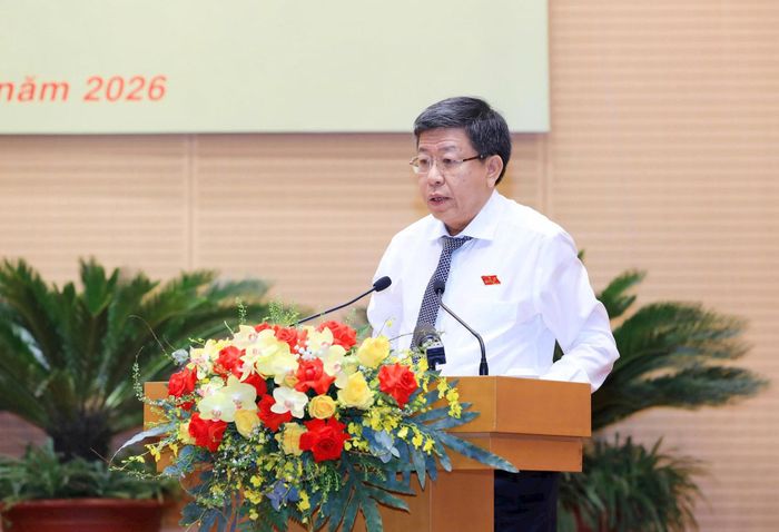 Phó Chủ tịch Thường trực UBND thành phố Hà Nội Dương Đức Tuấn trình bày tờ trình. Ảnh: Thành Thái Hùng