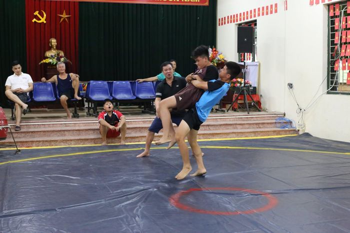 Qua từng buổi tập, các em được rèn luyện thể lực, làm quen với kỹ thuật và hình thành sự gắn bó với câu lạc bộ. Ảnh: CLB vật Cổ Miếu