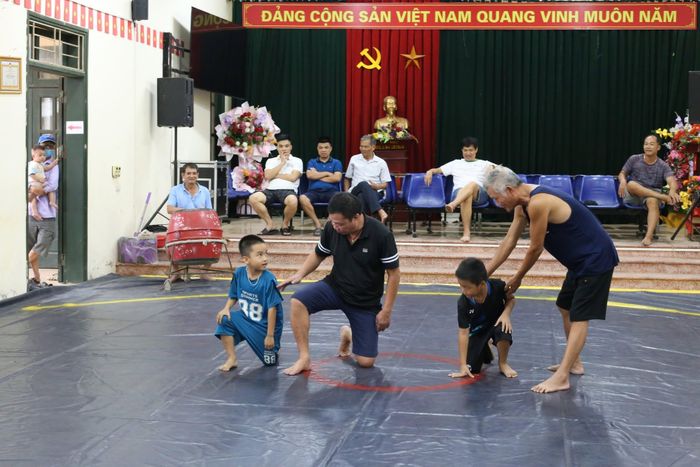 Các em học sinh được hướng dẫn từng kỹ thuật vật. Ảnh: CLB vật Cổ Miếu