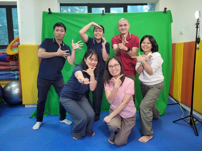 Thạc sĩ Phạm Thị Trang (ngoài cùng bên phải) cùng cán bộ tại Hội người Điếc Việt Nam, lớp học C5 và Trường Cao đẳng Sư phạm Trung ương trong video gieo ký hiệu thuật ngữ môn Khoa học tự nhiên lớp 6, 7. Ảnh: NVCC