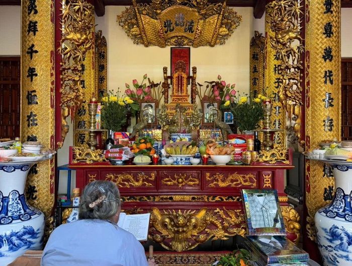 Người lớn tuổi đọc văn khấn trước bàn thờ gia tiên trong ngày giỗ, duy trì nghi thức tưởng nhớ tổ tiên của gia đình. Ảnh: PV