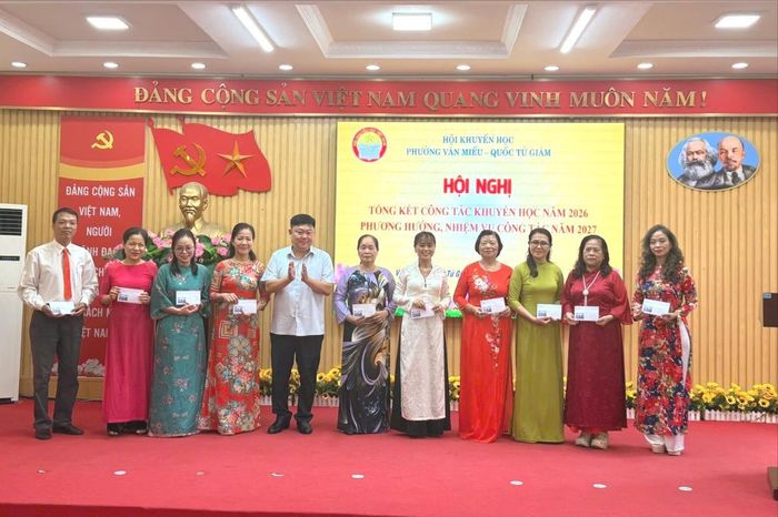 Phó Bí thư Đảng ủy, Chủ tịch HĐND phường Văn Miếu - Quốc Tử Giám Trần Đức Hiếu khen thưởng các đơn vị hoàn thành tốt nhiệm vụ. Ảnh: Vân Hà