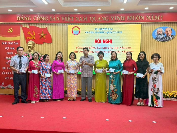 Thời gian qua, các chi hội đã thực hiện tốt việc huy động nguồn lực chăm lo, khen thưởng học sinh có thành tích tốt. Ảnh: Vân Hà