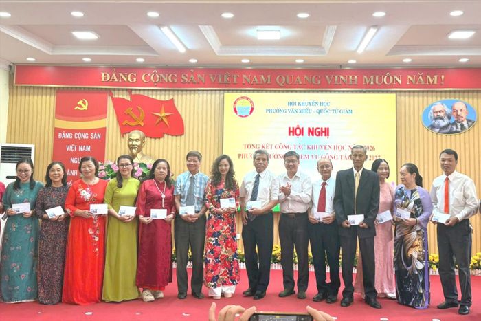 Dịp này, Hội khuyến học có 21 chi hội, 38 công dân, 4 gia đình và đại diện 2 nhà hảo tâm được khen thưởng do có thành tích tốt trong công tác khuyến học. Ảnh: Vân Hà
