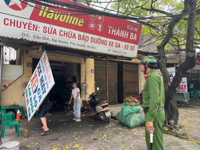 Lực lượng công an xã Đại Xuyên phối hợp tuần tra, kiểm soát, tuyên truyền, nhắc nhở người dân không lấn chiếm vỉa hè, lòng đường. Ảnh: PV