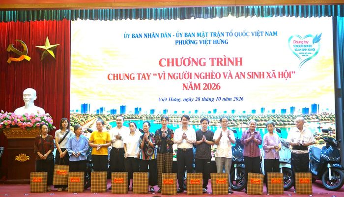 Lãnh đạo phường Việt Hưng trao quà tới hộ gia đình có hoàn cảnh khó khăn trên địa bàn phường. Ảnh: B.Duy