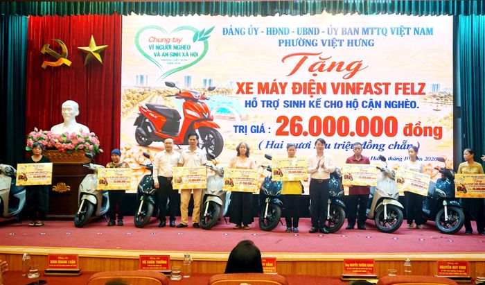 Lãnh đạo UBND - Ủy ban MTTQ Việt Nam phường Việt Hưng trao tặng xe máy tới 6 hộ gia đình. Ảnh: B.Duy