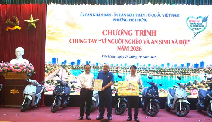 Lãnh đạo phường Việt Hưng đón nhận sự ủng hộ, đồng hành của doanh nghiệp. Ảnh: B.Duy
