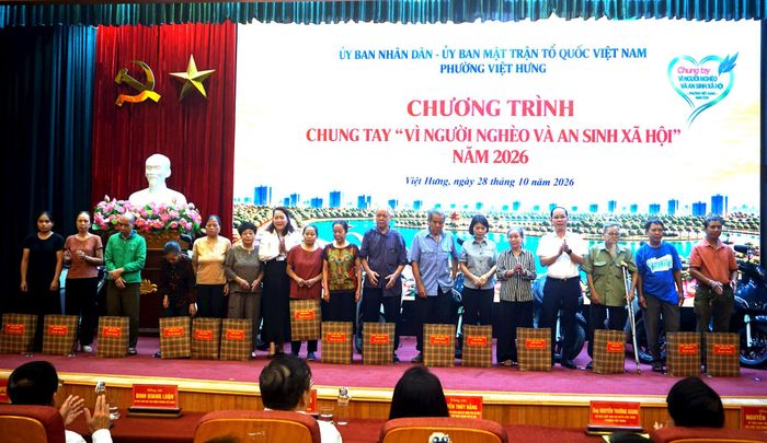 Lãnh đạo phường Việt Hưng trao quà tới hộ gia đình có hoàn cảnh khó khăn trên địa bàn phường. Ảnh: B.Duy